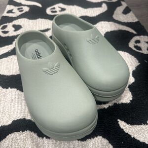 Adidas Olive 🫒 green clogs